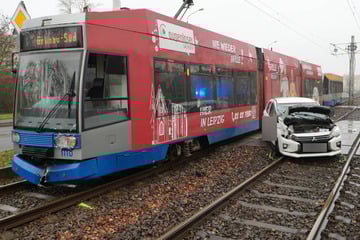 Tram kollidiert mit Auto: Wieder Unfall auf Leipzigs Ratzelstraße
