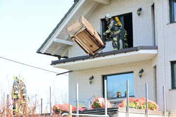 Wohnhausbrand im Erzgebirge: Bewohnerin rettet sich