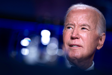 Biden takes jabs at Trump at White House dinner: "I am a grown man, running against a six-year-old"