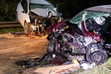 Frau kann nach Frontalcrash nur tot aus Wrack geborgen werden