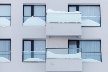 Absturzgefahr? Muss man den Balkon von Schnee befreien?