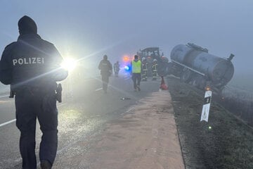 Traktor droht zu kippen: Bergung nach Unfall dauert an