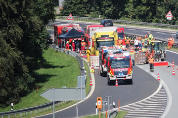 Unfall A3: Unfall auf A3: Stundenlange Sperrung nach Crash mit Gefahrgut-Lkw