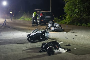Motorradfahrer kracht in Auto: 24-Jähriger schwer verletzt