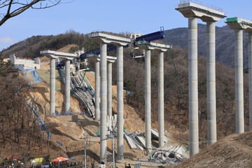 Brücke stürzt während Bauarbeiten ein: Mindestens vier Tote