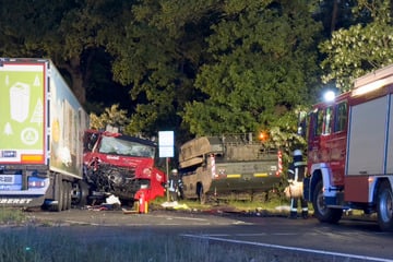 Sattelzug kracht in Militärkonvoi: Vier Personen verletzt, eine davon schwer