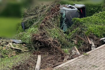 Auto überschlägt sich und landet in Vorgarten: Fahrer flüchtet zu Fuß
