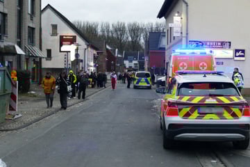 Karnevalist stürzt von Wagen: Polizei gibt Update zu Schwerverletztem