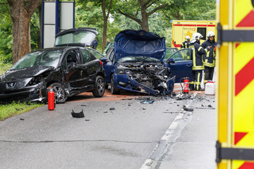 Frontal-Crash im Erzgebirge: Peugeot kracht mit Skoda zusammen