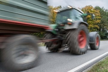 Mann lässt Neunjährigen Traktor fahren: Ausflug endet mit Unfall und hat ein Nachspiel
