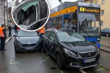 Unfall mit drei Fahrzeugen: Auto kracht mit Straßenbahn zusammen