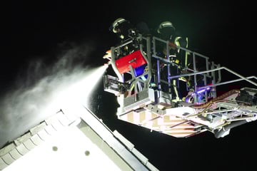 Dramatische Bilder! Menschen müssen sich nach Brand über Balkon retten