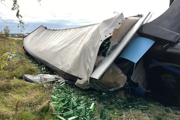 Unfall A71: Unfall auf A71 bei Erfurt: 20 Tonnen Glas landen im Straßengraben