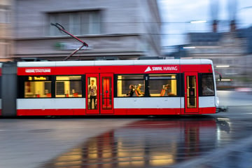 Streit in Straßenbahn: Frau von Fahrgästen attackiert?