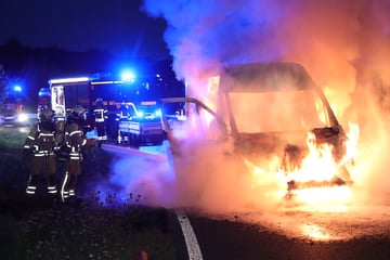 Unfall A17: Feuer auf der A17: Transporter steht in Vollbrand