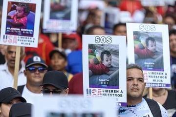 Venezuelans deported from US demand return of their kids: "SOS, USA, release our children"