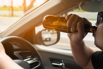 Schlangenlinien und 2,5 Promille: Berauschte Autofahrer halten Polizei auf Trab