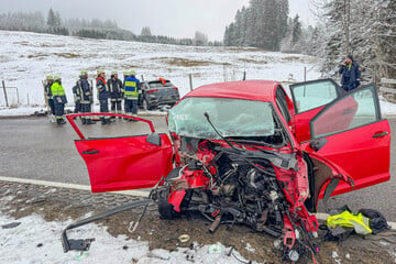 Frontal in den Gegenverkehr: Frau stirbt nach schwerem Unfall im Allgäu