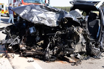 Motorblöcke bei Horror-Crash aus Autos gerissen: Frau stirbt noch an Unfallort