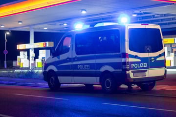 Drama an Tankstelle: Jugendlicher fährt Angreifer gleich zweimal über den Haufen