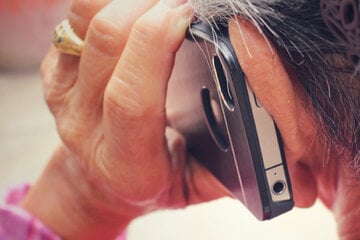 Trotz ungutem Gefühl: Seniorin fällt auf Anruf rein und verliert 18.000 Euro