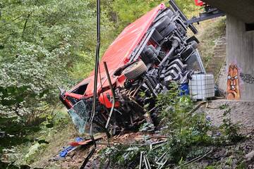 Lkw fällt Böschung an der A36 hinab: Sperrung beendet