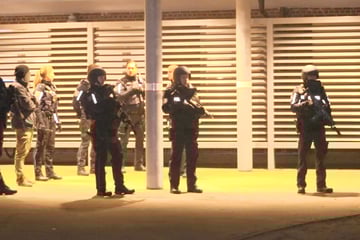 Mann durch Schuss lebensgefährlich verletzt: Polizisten müssen Krankenhaus sichern