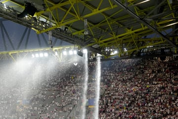 Polizeieinsatz bei DFB-Sieg gegen Dänemark: Mann auf Stadiondach geklettert!