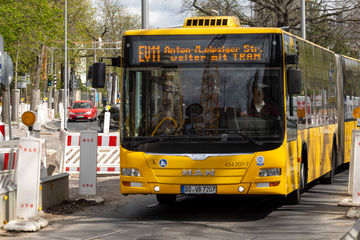 Dresden: Teenie wird im Bus beleidigt, geschlagen und mit Hakenkreuzen belästigt