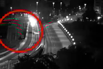 Im Video: Hier sackt die Carolabrücke in Dresden zusammen