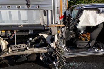 Unfall A7: Auto kracht auf A7 in Sattelzug und gerät unter Auflieger: Fahrer eingeklemmt