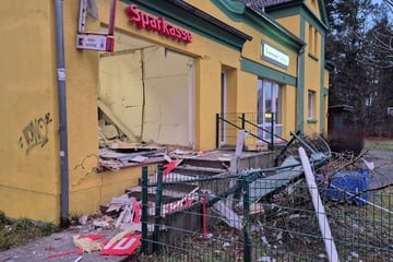 Anwohner aus Schlaf gerissen: Sparkasse nach Explosion komplett zerstört