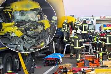 Unfall A9: Vollsperrung auf A9: Feuerwehr muss Fahrer nach Horror-Unfall aus Wrack befreien