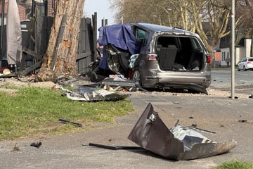 Schwerer Unfall im Ruhrgebiet: Auto prallt gegen Baum, ein Toter und eine Schwerverletzte