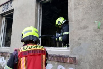 Chemnitz: Feuerwehreinsatz in Chemnitz: Plötzlich qualmt es aus einem Gebäude