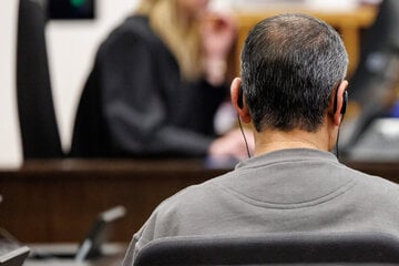 Mord aus Rache auf Fest? Angeklagter schweigt vor Gericht