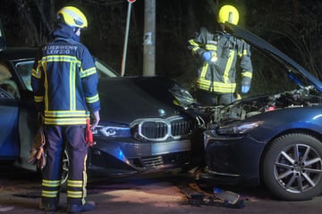 Kreuzungs-Crash im Leipziger Westen: Mazda und BMW krachen frontal ineinander