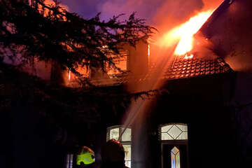 Brand in Wohnhaus ruft mehr als 60 Kräfte auf den Plan: Feuerwehr löst Stadtalarm aus