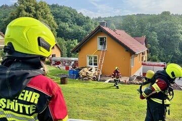 Noch ein Blitzeinschlag! Haus fängt Feuer, Bewohner versucht zu löschen