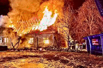 Flammeninferno in Bad Belzig: Feuer greift auf Nachbarhaus über