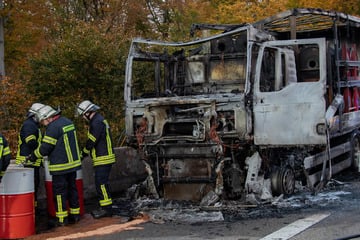 Unfall A5: "Große Brandlast" auf A5: Mit Kunststoff beladener Lkw lichterloh in Flammen