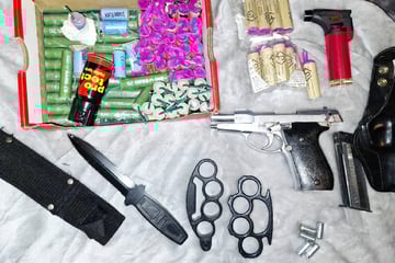 Berlin: Messer, Schlagringe, verbotene Böller: Polizei wird in Kinderzimmer fündig