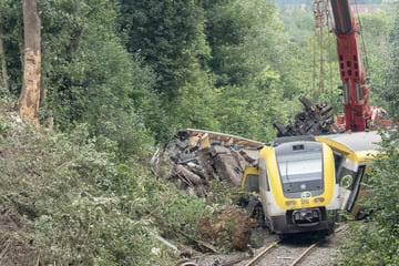 Nach Bahnunglück: Bergung von zerstörten Zugteilen dauert länger als geplant