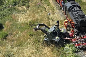 Traktor kollidiert mit Lok: Trecker-Fahrer schwer verletzt