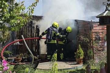 Leipzig: Feuer-Schock unterm Storchennest: Gartenlaube steht in Flammen