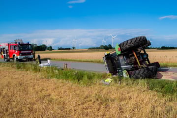 Traktor stürzt um: Fahrerin kann sich selbst retten, wird aber verletzt