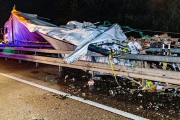 Unfall A5: Lebensmittel-Laster rollt auf A5 plötzlich rückwärts, dann kommt es zum schweren Crash