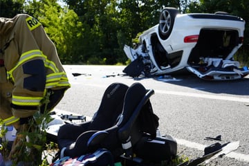 Stundenlange Vollsperrung: Schwerer Autounfall auf der B100