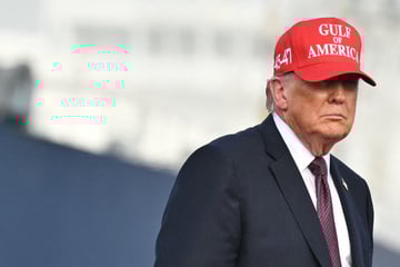 Trump administration pushes to delay battle over tariff refunds