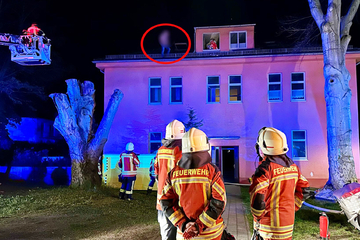Mann zündet Haus an und verschanzt sich auf dem Dach: Dann stürzt er ab